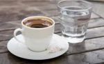 Da li bi kafu trebalo piti uz čašu vode? Šta kaže struka